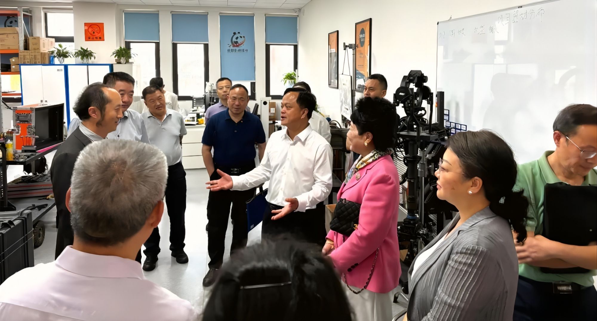 省广电局调研组赴川传影视硅谷国家级超高清基地和广电总局虚拟现实视听技术实验室调研(图2)