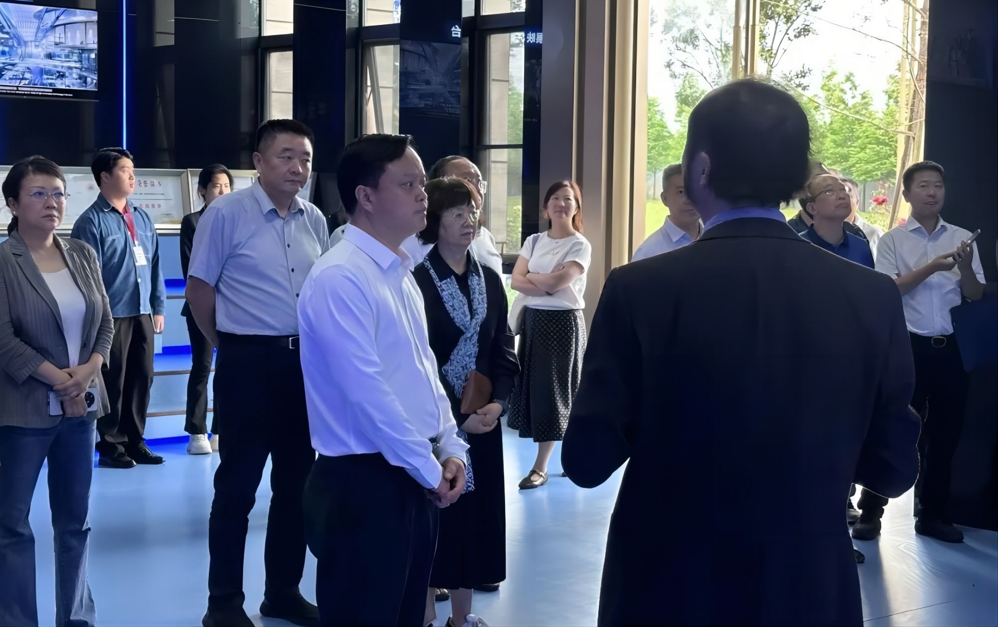 省广电局调研组赴川传影视硅谷国家级超高清基地和广电总局虚拟现实视听技术实验室调研(图4)
