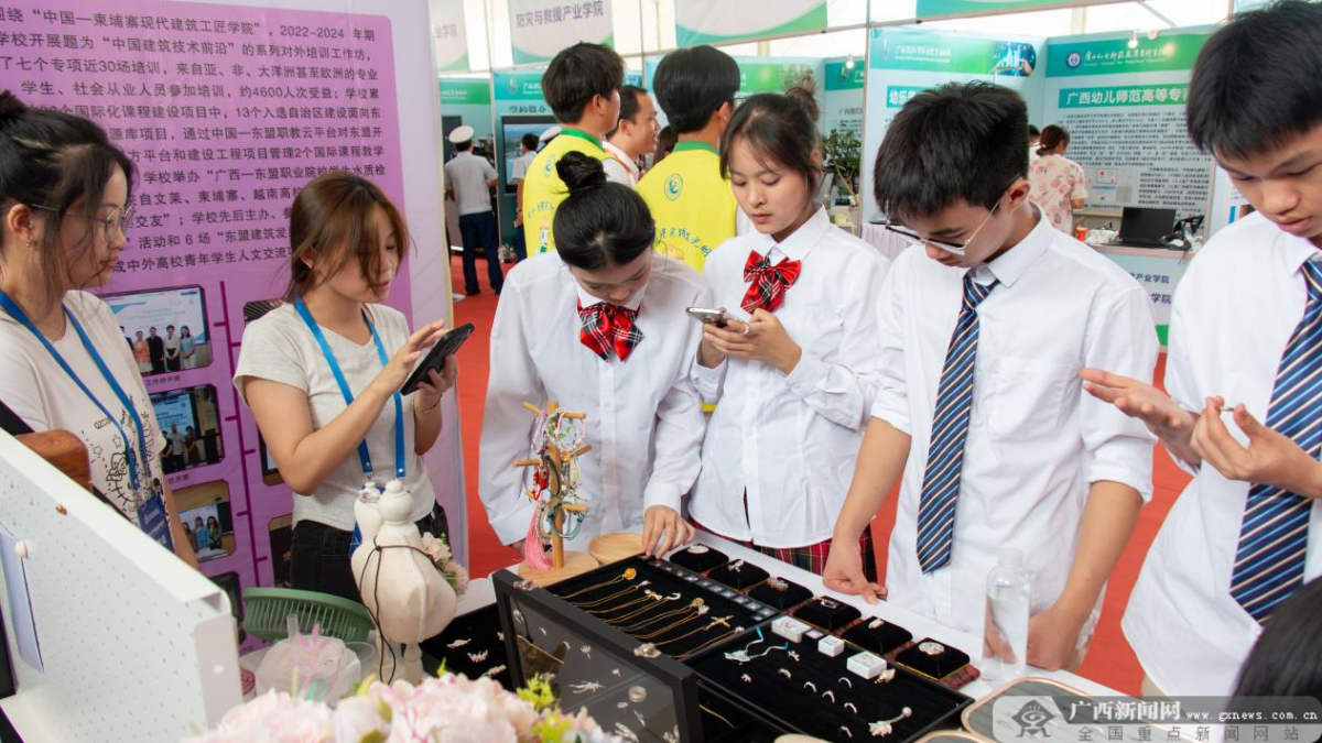 广西建院精彩亮相广西2024年职业教育活动周(图4)