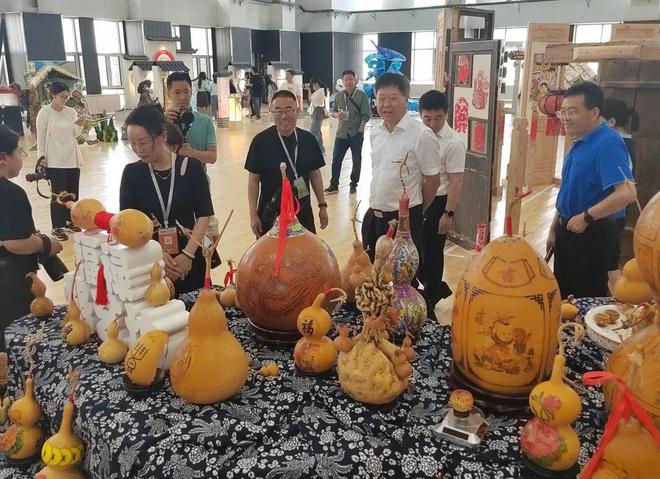西海岸新区王台小学福禄烙艺坊参加新区中小学美术教育成果展(图2)