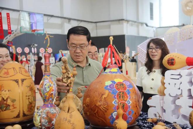 西海岸新区王台小学福禄烙艺坊参加新区中小学美术教育成果展(图3)